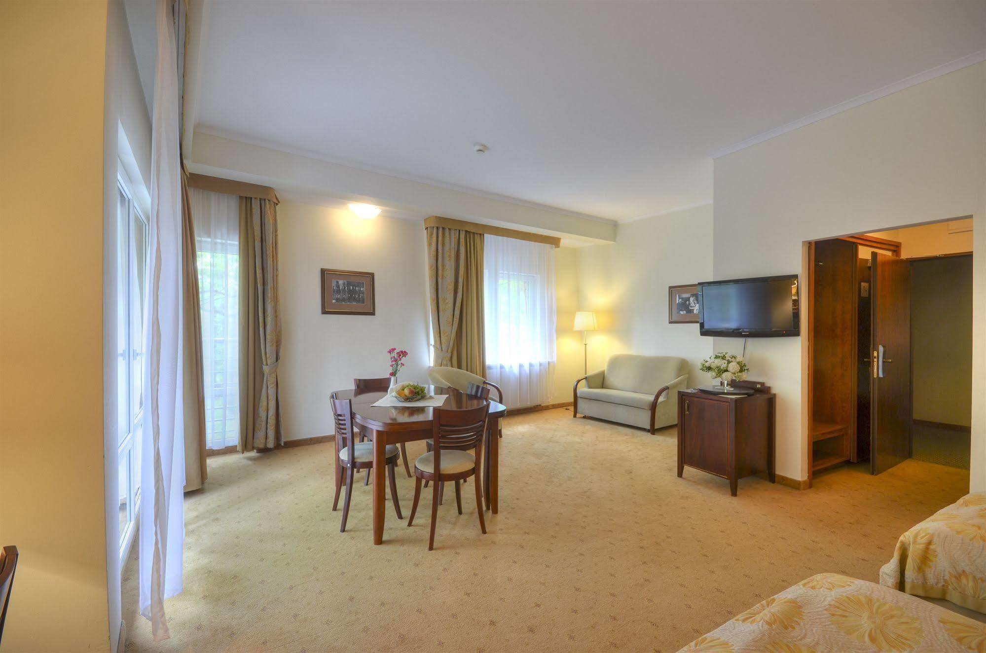 Hotel Moscicki Спала Екстериор снимка
