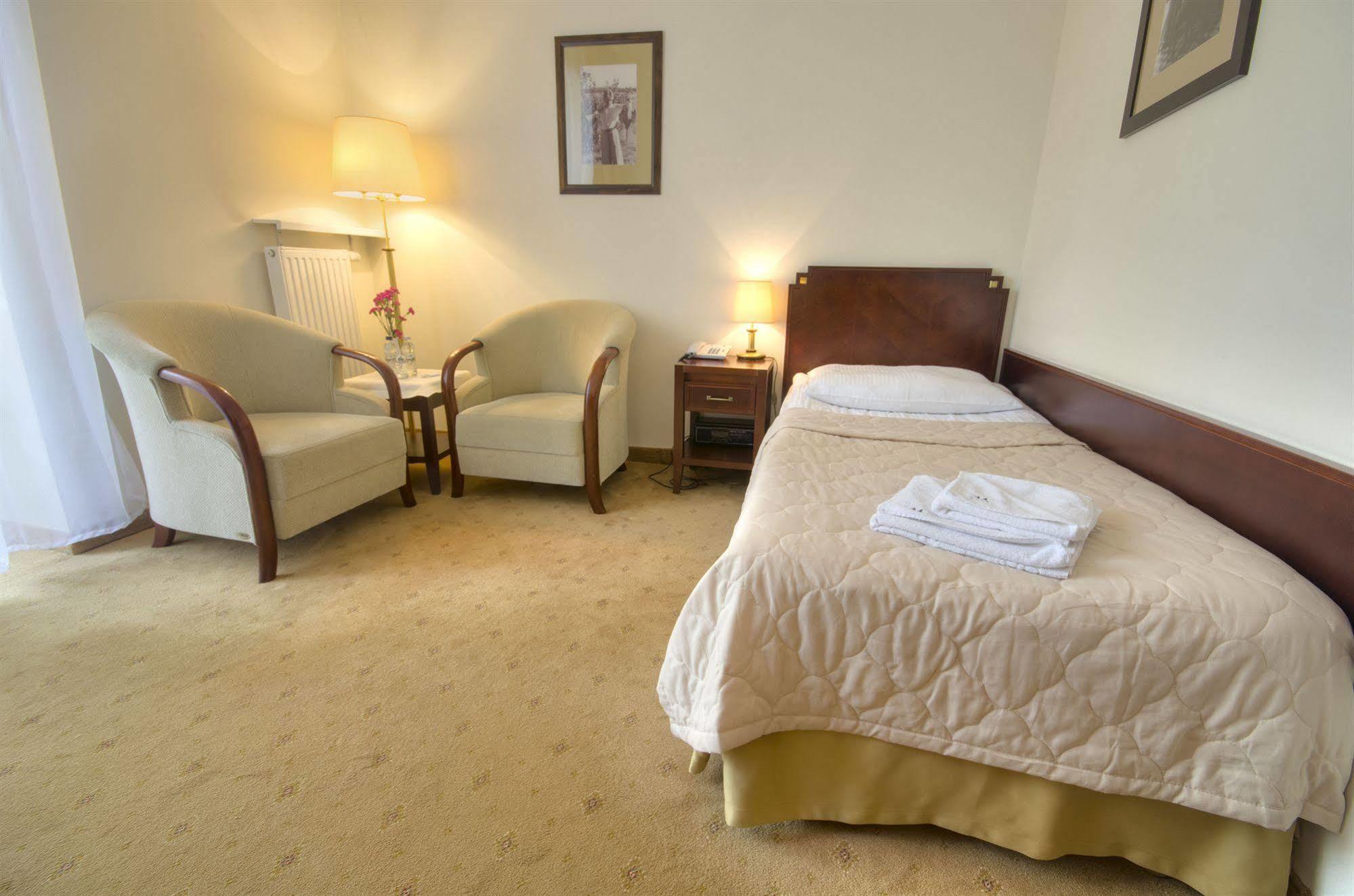 Hotel Moscicki Спала Екстериор снимка